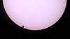 Bild 22kB: Venus tritt vor die Sonnenscheibe, Digitalkamera freihändig ans Okular gehalten