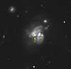 Bild 264 kB: ngc3690 mit Supernova (Pfeil)